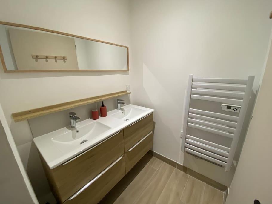 Appartement Familial, 2 Chambres, En Rdc Sur Cour Saint-Florentin  Exterior foto